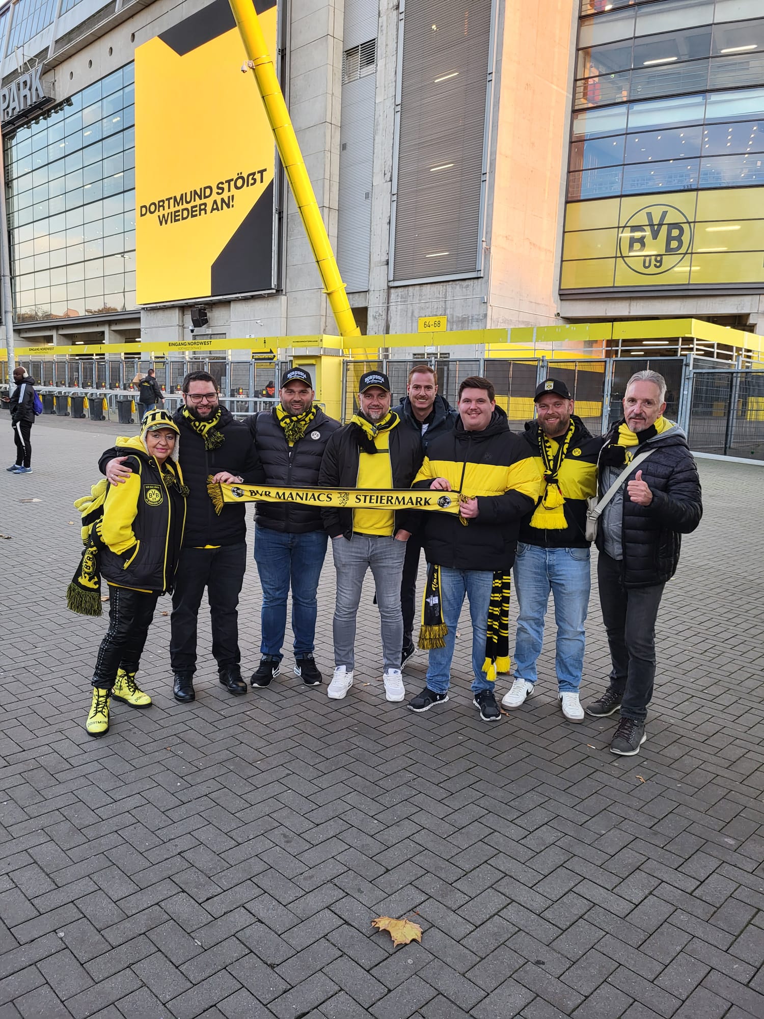 Gruppenfoto der BVB Maniacs Styria vor dem Dortmunder Stadion