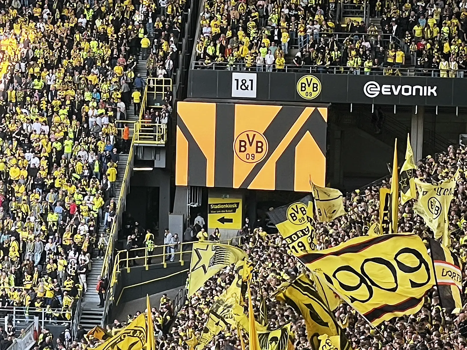 Schwarz-Gelbe Leidenschaft der BVB Maniacs Styria auf Fanreise