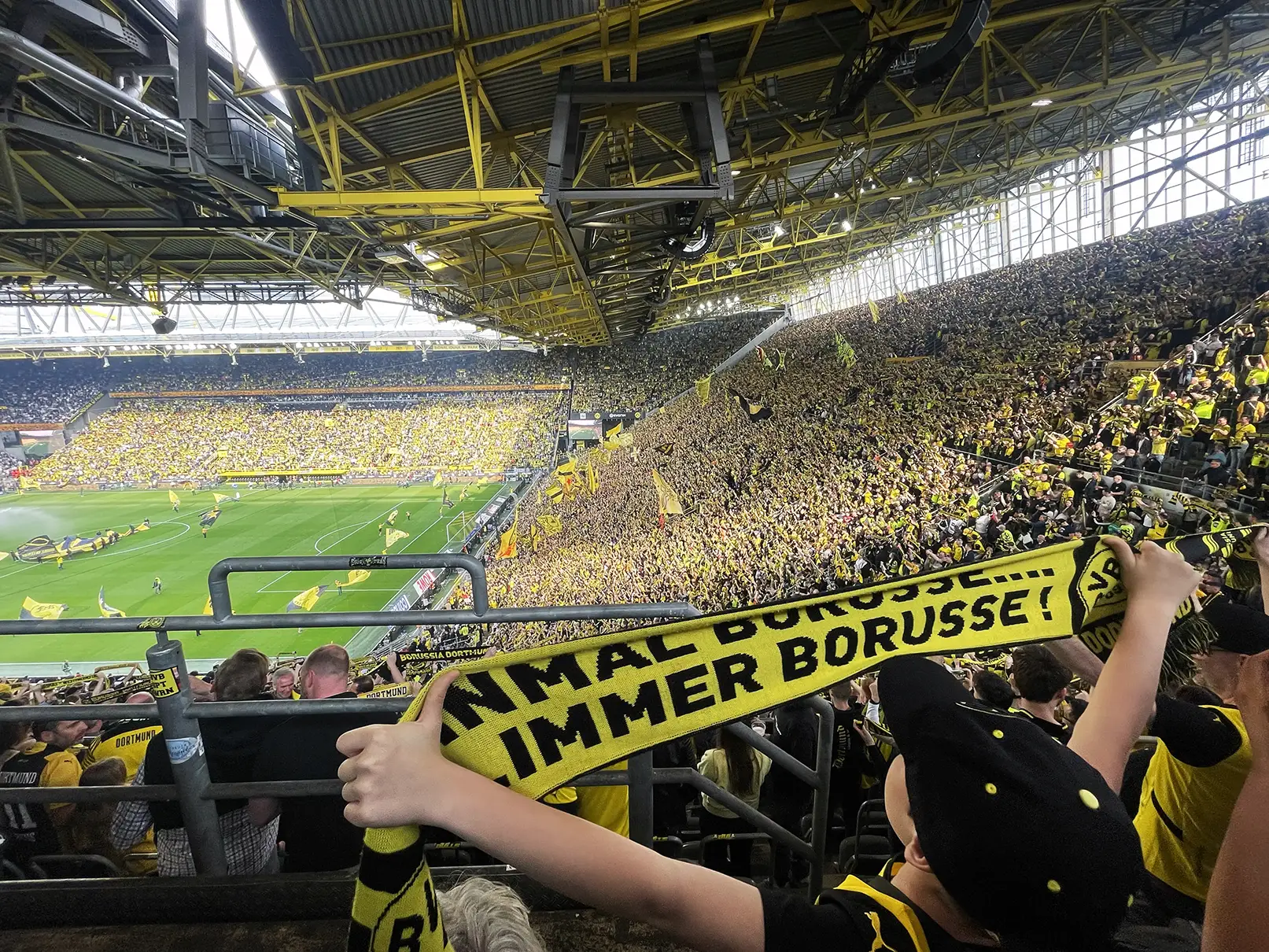Gemeinsame Choreografie der BVB Maniacs Styria im Stadion durch Tickets für BVB Spiele