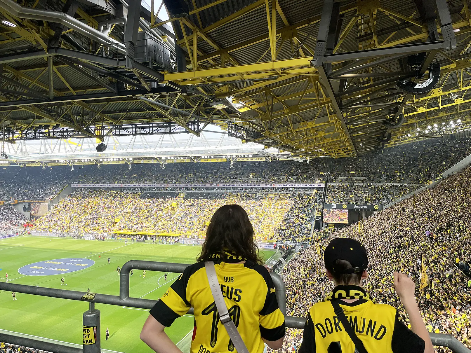 Begeisterte Fans der BVB Maniacs Styria bei der Hymne von Borussia Dortmund - Jetzt Fanclub Mitglied werden