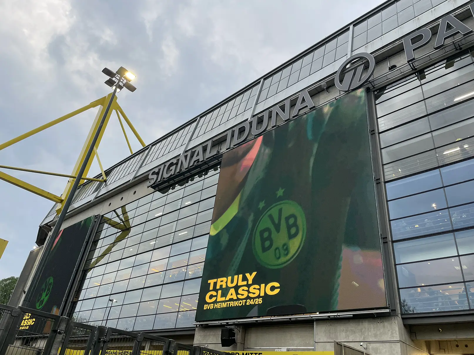 BVB Maniacs Styria feiern auf dem Stadionvorplatz vom Westfahlenstadion in Dortmund