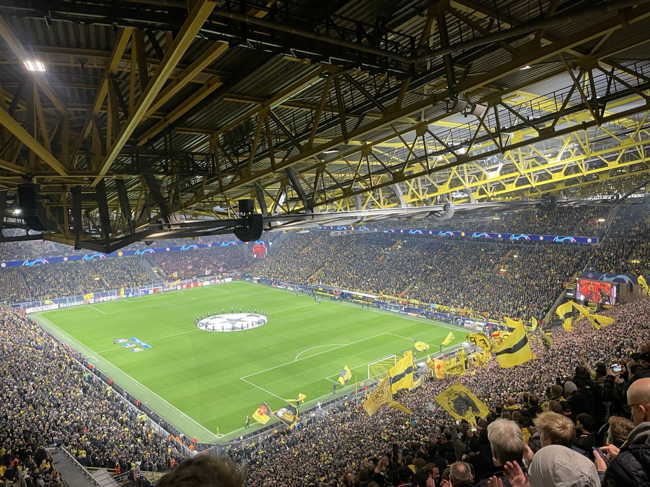Emotionale Stadionmomente der BVB Maniacs Styria in der Champions League Tickets