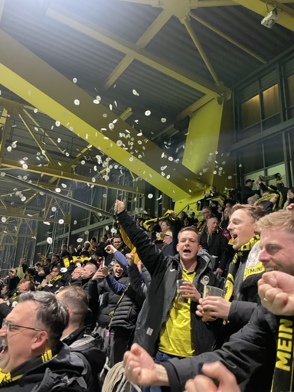 Schwarzgelbe Fankultur der BVB Maniacs Styria auf Reisen