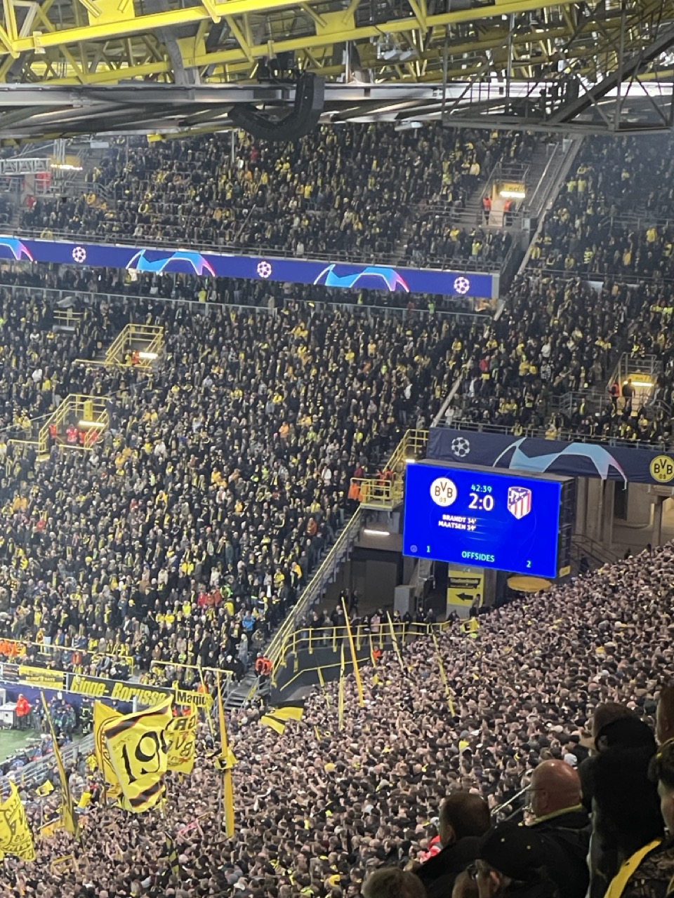 Mitfiebern der BVB Maniacs Styria bei einem BVB-Heimspiel gegen Atletico Madrid mit Champions League Tickets für den BVB