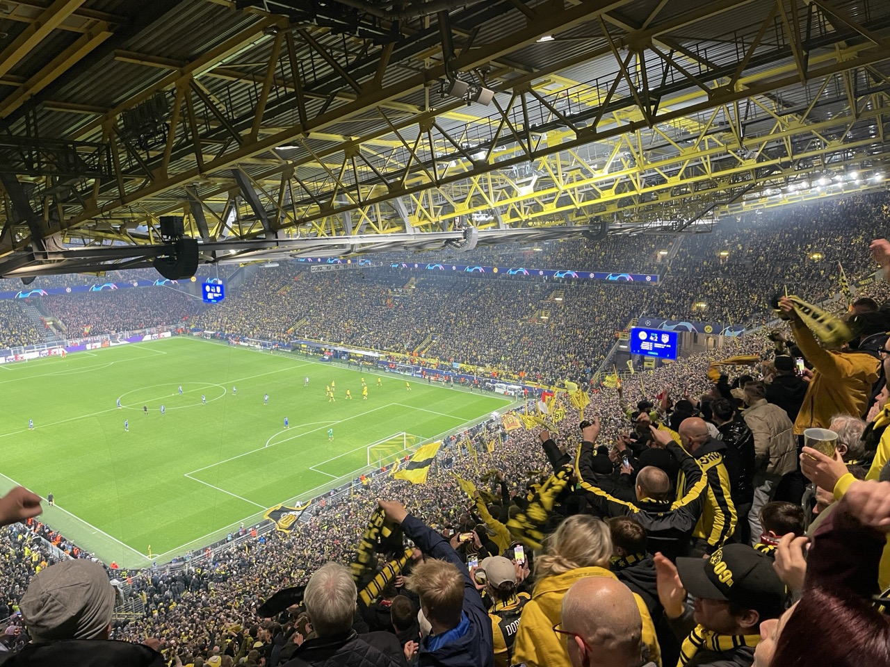 BVB Maniacs Styria und internationale Fans in Dortmund