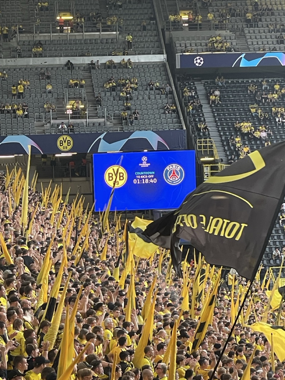 Live-Momente der BVB Maniacs Styria im Stadion - Champions League Dortmund Paris Saint German