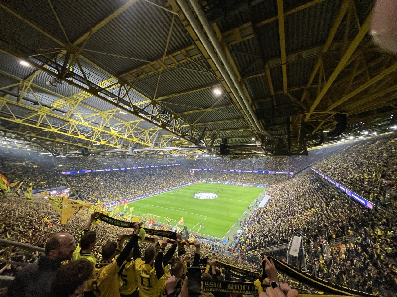 Anspannung der BVB Maniacs Styria vor Spielbeginn des Champions League Spiels in Dortmund