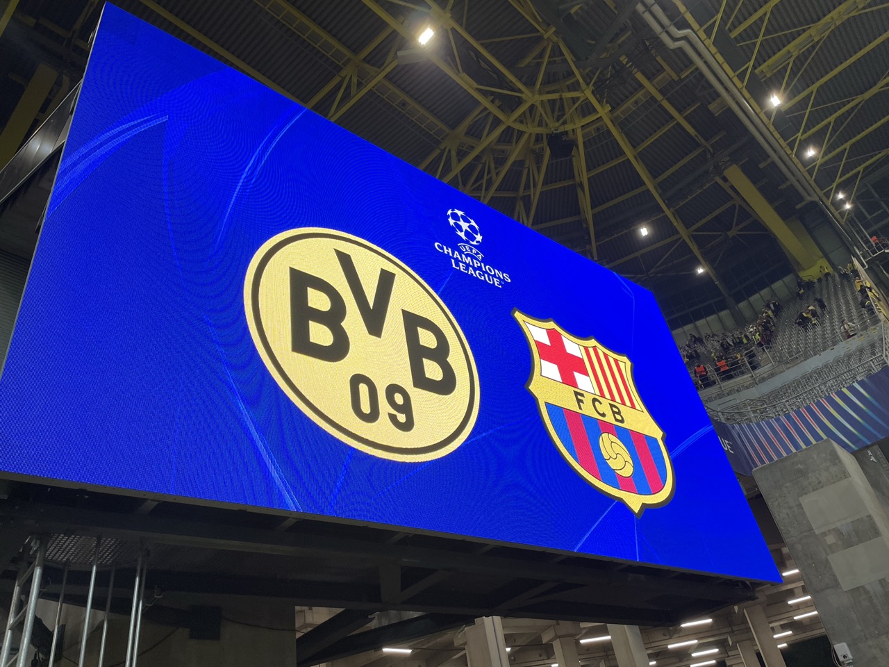 BVB Maniacs Styria auf der Tribüne beim internationalen Auswärtsspiel gegen FC Barcelona