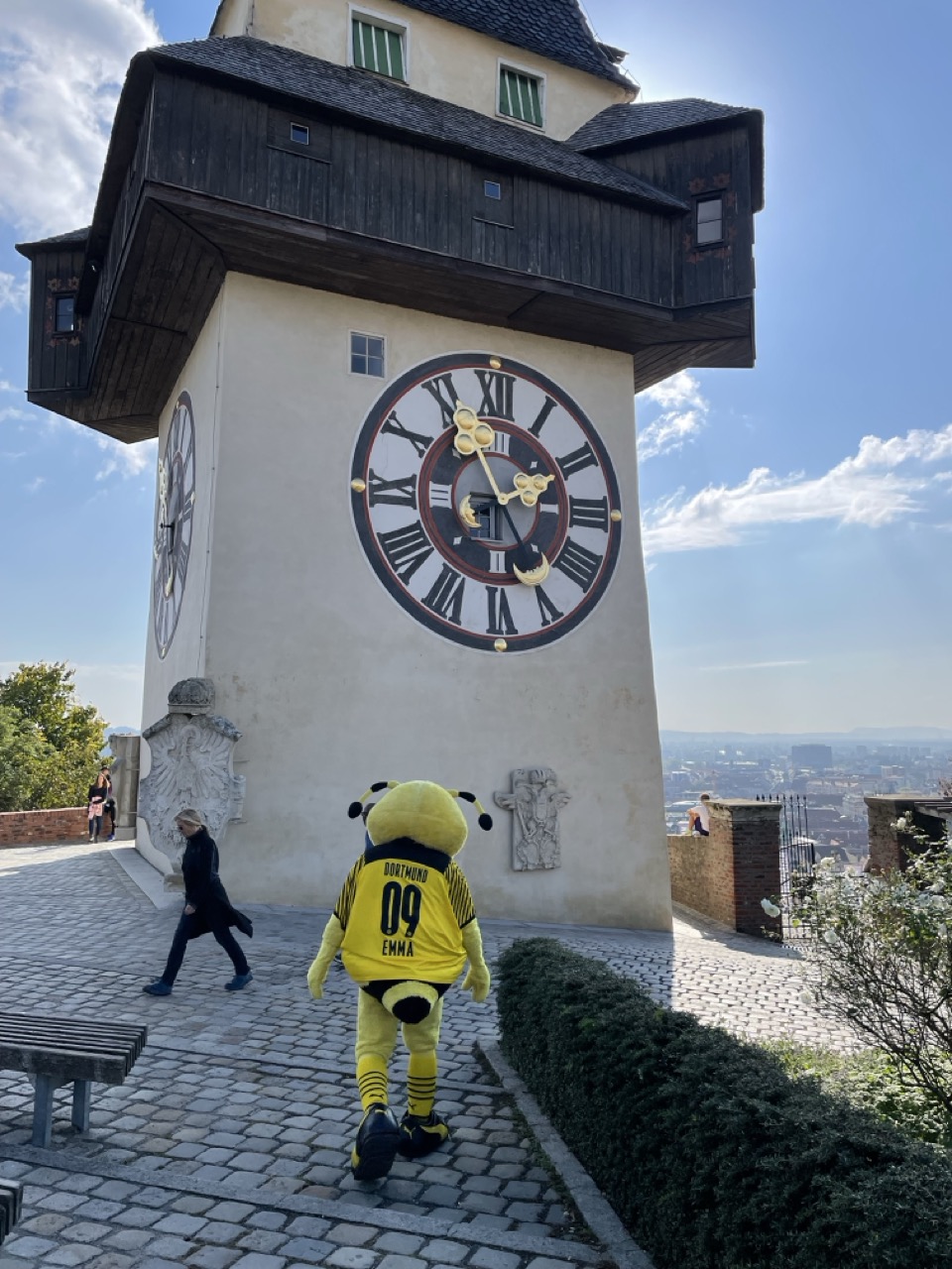 BVB Maskotchen Emma zu Gast in Graz besucht den Grazer Uhrturm