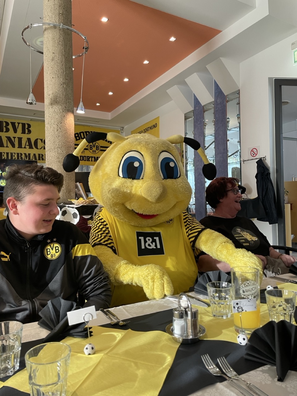 BVB Maskotchen Emma zu Gast in Graz besucht das Grazer Fan Lokal der BVB Maniacs Styria im Cafe Polanz